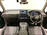 車内は光触媒抗菌消臭施工済です。スタイリッシュなデザインでスポーティなインパネ周りを演出します。グローブボックスやカップホルダーのほかにトレーなどたくさんの収納スペースが付いています。