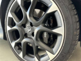 Brembo製4ポッドフロントブレーキキャリパー(ブラック仕上げ)を採用。