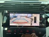 360度ビジョンは上方から自社を見降ろしたような画像を表示、駐車時の安全性がより高まります。