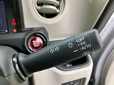 操作しやすい位置に配置されたウインカーレバー。スムーズな操作で、安全な車線変更をサポートします。