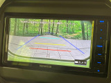 【バックカメラ】駐車時に後方がリアルタイム映像で確認できます。大型商業施設や立体駐車場での駐車時や、夜間のバック時に大活躍!運転スキルに関わらず、今や必須となった装備のひとつです!