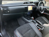 洗練されたデザインの室内空間。ドライバーを包み込むようなシートは、長時間の運転でも快適さを保ちます。上質な時間を過ごせます。