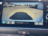後方確認をサポートするモニター。駐車時の安全性を高め、狭い場所でもスムーズな操作を可能にします。運転に自信をプラス。