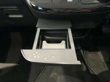 両席側前部にドリンクホルダーあります♪運転中でも手が届きやすい位置にあって使い易いです♪