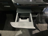 両席側前部にドリンクホルダーあります♪運転中でも手が届きやすい位置にあって使い易いです♪
