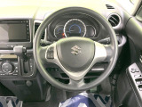 インテリアに合わせたデザインのステアリングは、運転される方のことも考え、運転しやすい形状、大きさです。是非一度、実際に触ってお確かめください