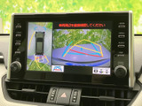 狭い場所での運転も安心。後方の状況を画面で確認できるので、安全に駐車できます。ガイドライン表示も付いており、よりスムーズに。