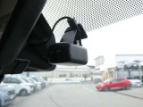 ドライブレコーダーは、車の運転中に前方の映像を記録する装置です。万が一の事故の際に、状況を記録して証拠として利用することができます。