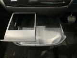 ミニテーブルとしてもカップホルダーとしても使用できる2WEY仕様です!使用しないときは収納できるのでスマートな車内空間を維持できます♪