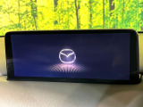 【10.25インチマツダコネクト】車内の雰囲気にマッチした大型ディスプレイ。スマホ接続でのナビ使用やBluetooth再生等、様々な機能が楽しめます。直感的なダイヤル操作が可能で、使い勝手も良好です。