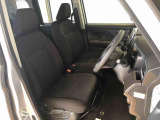 運転席の座面高さを調整できるシートリフターが付いています。