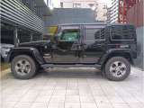 ホイールアーチが台形なのはJeepのみのデザインになり、ここを見てもJeepとすぐ分かります!