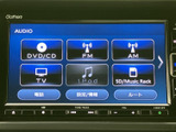 使いやすいインターフェースで、快適なドライブをサポートします。CDやラジオ、iPodなど、様々なメディアに対応。お好みの音楽を楽しみながら移動できます。
