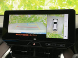 後方確認をサポートし、安全な運転を支援。狭い道や駐車時も、周囲の状況を把握しやすくなっています。運転初心者の方にもおすすめです。