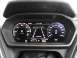 重厚感と安定感があり、同時にダイナミックさも備えるAudiの走り。機能やデザインが革新的なメーター。
