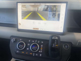 360&deg;サラウンドカメラ】全周囲のカメラを繋ぎ合わせ上からのアングルを画面上に映し出します。見やすい為バックも安全に運転できます。