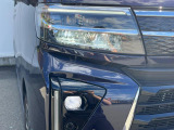 【LEDヘッドライト】悪天候や夜間走行時も良好な視界を確保し安心して運転できる高輝度LEDヘッドライトを装備!点灯速度が早く、消費電力も抑えられています。