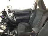 高いホールド性で運転姿勢が安定します。長距離ドライブでも疲れにくいのが魅力です。快適なドライビングライフをお送りください♪