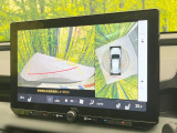 【パノラミックビューモニター】専用のカメラにより、上から見下ろしたような視点で360度クルマの周囲を確認することができます☆死角部分も確認しやすく、狭い場所での切り返しや駐車もスムーズに行えます。