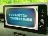 後席でのエンターテイメントに最適なモニター。長距離移動も退屈させない、充実した装備です。
