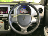 握りやすいステアリングで、正確な操舵をサポート。運転姿勢に合わせたポジション調整が可能で、快適なドライビングを実現します。操作性も考慮された設計です。