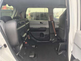 HONDA独自の機構!リアシートはチップアップ(跳ね上げ)することにより背の高い荷物も楽々積み込みすることが可能!!より空間を有効にするためにも大変便利なシートアレンジになります!!
