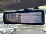 【スマートリヤビューミラー】後席の大きな荷物や同乗者で後方が確認しづらい時でも安心!カメラが撮影した車両後方の映像をルームミラー内に表示。クリアな視界で状況の確認が可能です!