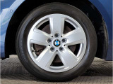 【BMWアロイホイル】軽量かつ強度に拘ったアロイホイル。走行性能ポテンシャルを引き出す設計。車の足元を引き締めてくれる大きなポイントはアロイホイルです。