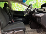 運転席からの視界は広く、運転しやすい設計です。シートの座り心地も良く、長距離運転でも疲れにくいでしょう。快適なドライブをサポートします。