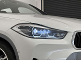 アダプティブLEDヘッドライトはステアリングを切った方向を照らします。