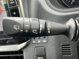 雨天時でもクリアな視界を確保するワイパーレバー。快適な運転をサポートします。