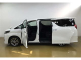 開口部が広く、乗り降りのしやすいお車です