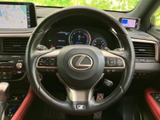 手に馴染むステアリングは、快適なドライビングをサポートします。操作性にも優れ、運転の楽しさを高めます。