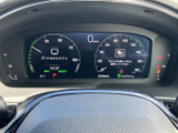 視認性の高いメーター類で、運転に必要な情報を的確に把握できます。ドライバーを魅了するデザインで、安全運転をサポートする機能も充実しています。