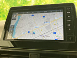 鮮明な地図表示で、目的地まで迷わず行けます。渋滞情報もリアルタイムで確認できるので、スムーズな移動をサポート。長距離ドライブも安心です。