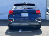 Audiのリヤディフューザーは、車両の後方での空気の流れを整え、乱流を減少させることで、走行安定性を向上させます。またスポーティで洗練された外観を提供し、全体のスタイルに一体感を持たせます。