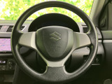 握りやすいステアリングは、運転操作をスムーズに。快適なドライビングをサポートし、長距離運転でも疲れにくい設計です。
