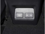 後席で携帯電話を2機充電できます。AC100Vコンセントも装備