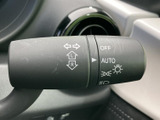 操作しやすいウインカーレバーで、スムーズな車線変更をサポート。直感的な操作感で、安全な運転に貢献します。オート機能も便利です。
