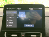 高精細なディスプレイで、鮮やかな映像を楽しめます。オーディオソースの選択や各種設定もスムーズに行え、快適なカーライフを演出します。