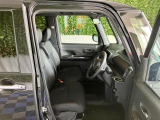 フロントベンチシートが運転席足元もゆったり、広々快適です、助手席へのウォークスルーも楽々可能ですよ☆