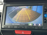 後方の状況を画面で確認できるので、狭い場所での駐車や後退時も安心です。安全な運転をサポートする心強い装備です。