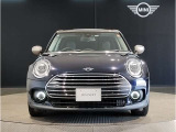 MINIのフロントグリルのデザインはイギリスで生まれた当初から、シルバーのサイドバーが折り重なった伝統的なデザインで御座います。その伝統はBMWのお車になってからでも少しずつ形を変えて守られております