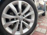 ●純正17インチアルミホイール:輸入車ならではの卓越した走りを支えるホイールと足回りです!日本車の走りに慣れている方にもぜひ体感して頂きたいほど、高いレベルでまとまっています!