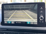 後方確認をサポートするモニター画面。狭い場所での運転や駐車も安心です。ガイドライン表示で、より正確な駐車操作が可能になります。