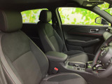 運転席からの視界は良好。ゆったりとした座面と程よいホールド感が、快適なドライビングをサポートします。上質な空間で運転をお楽しみください。