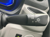 操作しやすいウインカーレバーで、安全な車線変更をサポート。指先一つでスムーズな操作が可能です。