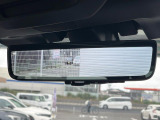 【スマートリヤビューミラー】後席の大きな荷物や同乗者で後方が確認しづらい時でも安心!カメラが撮影した車両後方の映像をルームミラー内に表示。クリアな視界で状況の確認が可能です!