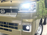 【LEDヘッドライト】悪天候や夜間走行時も良好な視界を確保し安心して運転できる高輝度LEDヘッドライトを装備!点灯速度が早く、消費電力も抑えられています。