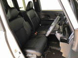 運転席の座面高さを調整できるシートリフターが付いています。フロントシートはベンチシートを採用で、座面も広く使い勝手もいいですよ♪